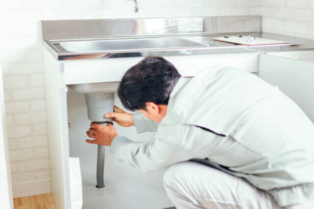 キッチン排水溝のつまり修理をプロに依頼するタイミング