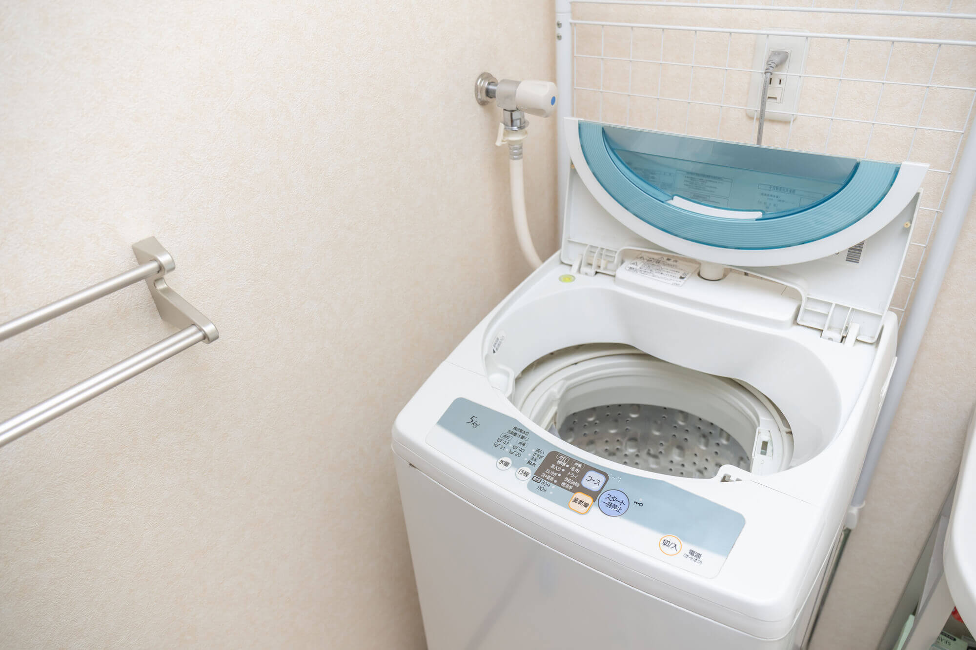 簡単にできる洗濯機の排水口の掃除方法は？自分でできる臭い・つまりの予防方法も解説