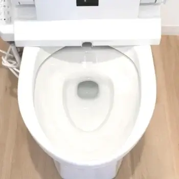 トイレの水位が低い？コポコポ音の原因と自分でできる対処法・業者依頼の目安【水道工事プロが解説】