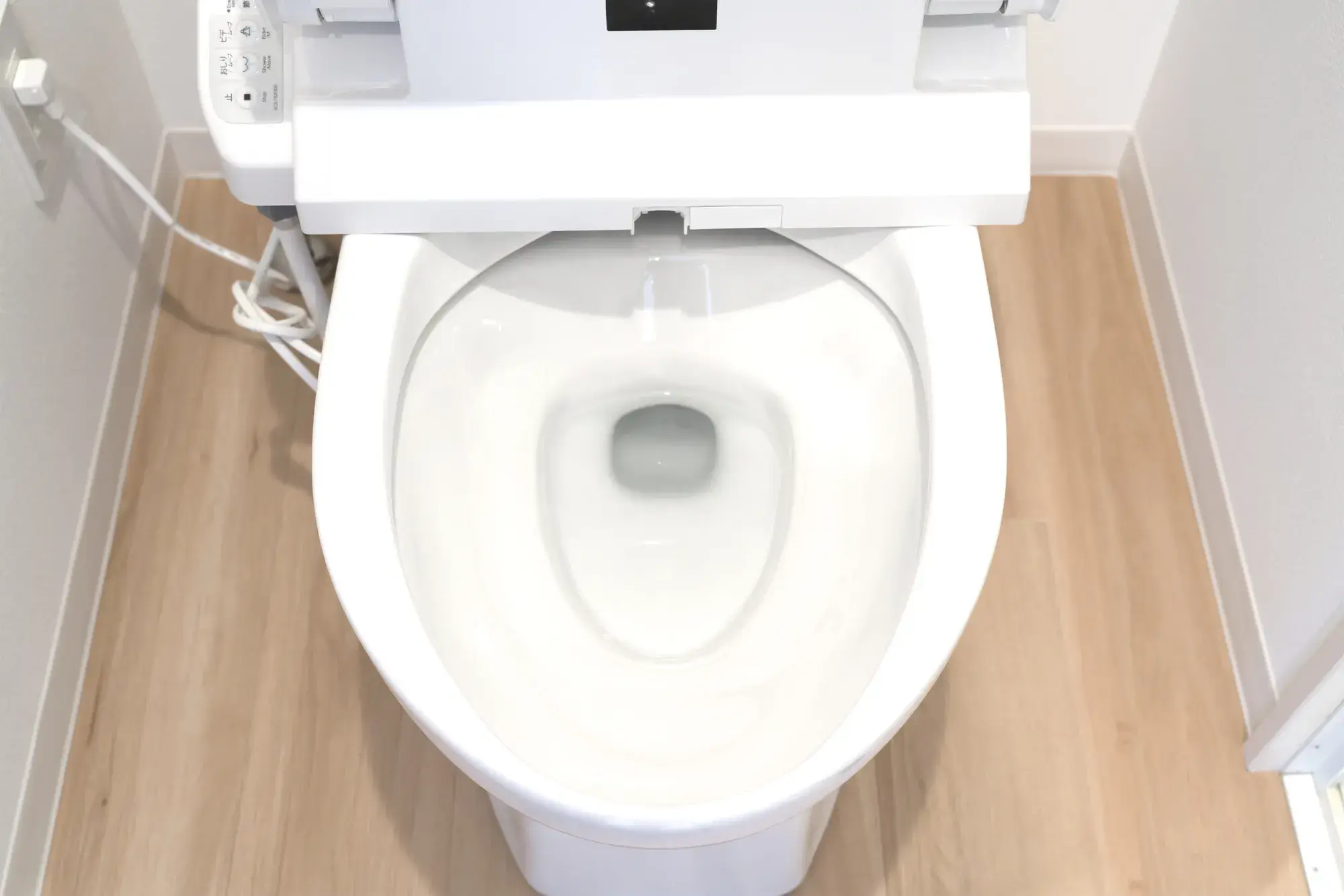 トイレの水位が低い?コポコポ音の原因と自分でできる対処法・業者依頼の目安【水道工事プロが解説】
