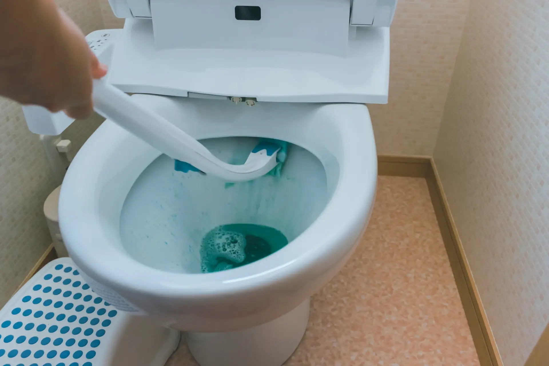 流せるトイレブラシでトイレがつまった!原因と今すぐできる対処法、プロに頼む判断基準を解説