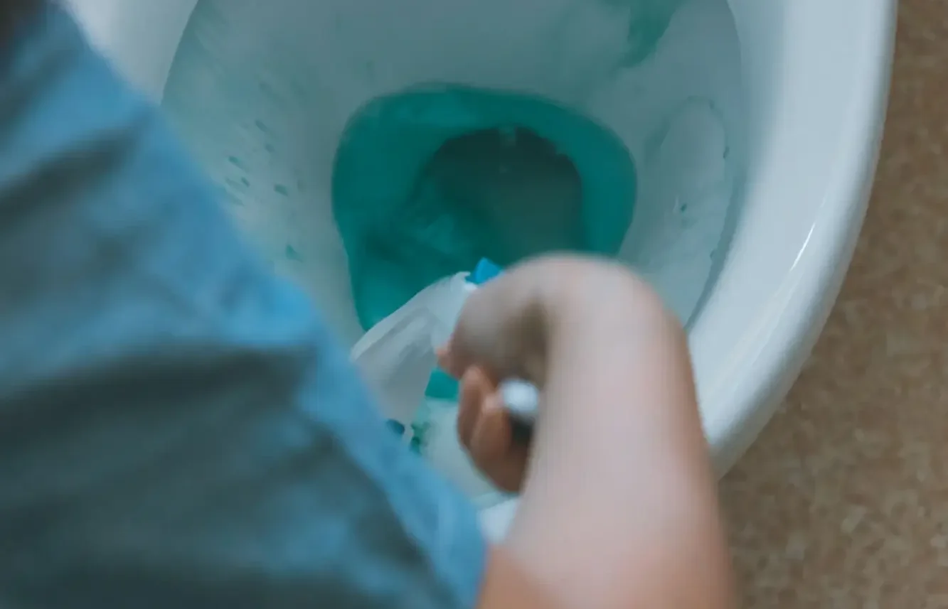 なぜ流せるトイレブラシ・ふき取りシートはつまってしまうの？意外な原因を解説