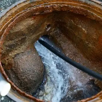 トイレ排水管の高圧洗浄、費用相場はいくら？10万円は本当？料金内訳と事例と悪質業者を避ける全知識